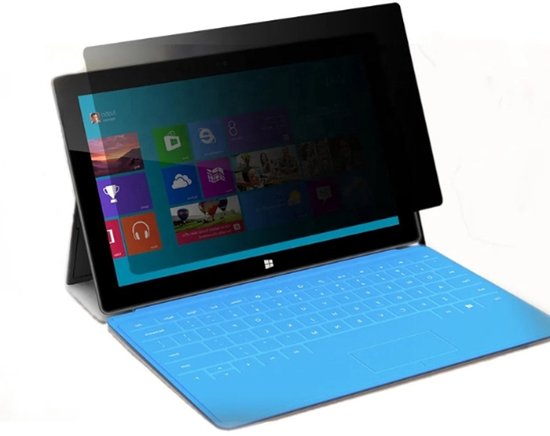 Zwart privacyscherm op een grijze tablet met blauw toetsenbord. Het scherm toont Windows-tegels.