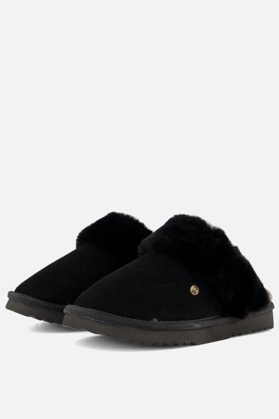 Twee zwarte suède pantoffels met schapenvacht op de tenen en wreef.