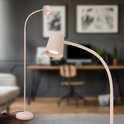Twee beige staande lampen met gebogen armen, één met één lampenkop, de ander met twee.