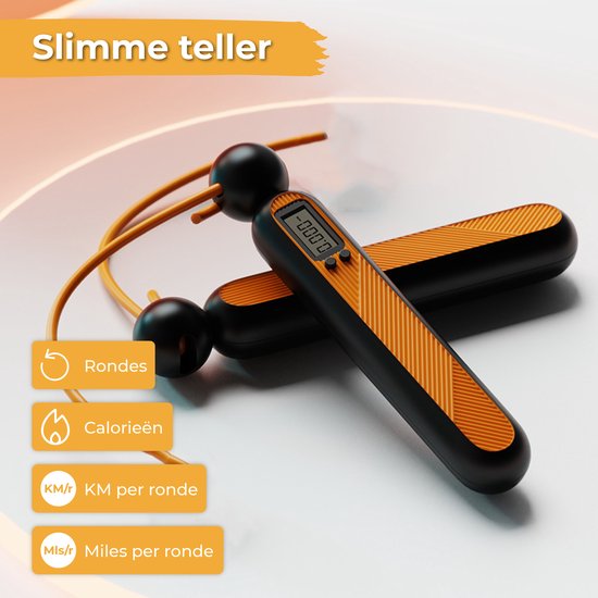 Oranje springtouw met zwarte handvatten en digitale teller, met opties voor rondes en calorieën.