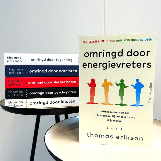 Vijf boeken van Thomas Erikson gestapeld naast 'Omringd door energievreters'.