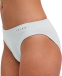 Zij-aanzicht van een lichtblauwe dames slip met Falke logo op de tailleband.