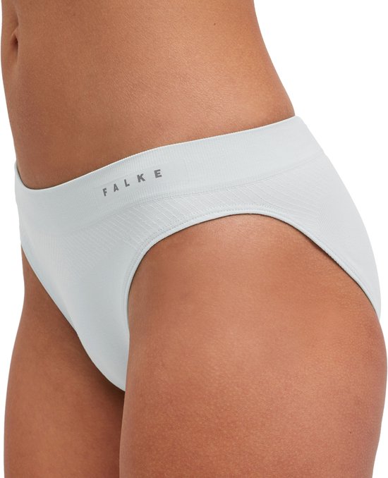 Zij-aanzicht van een lichtblauwe dames slip met Falke logo op de tailleband.