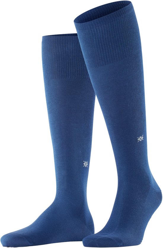 Paar effen kobaltblauwe kniekousen van Burlington met klein zilverkleurig logo.
