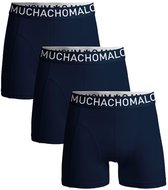 Drie marineblauwe boxershorts op een witte achtergrond, met 'MUCHACHOMALO' op de tailleband.