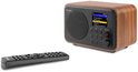 DAB radio met houten behuizing, zwart front en afstandsbediening.