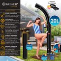 Vrouw in badpak danst bij een zwarte buitendouche van 20L, met een beschrijving van de functies en accessoires.
