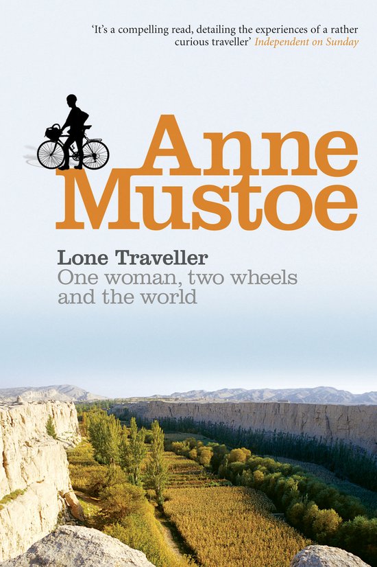 Boek "Lone Traveller" van Anne Mustoe. Silhouet van een fietser boven de titel, met daaronder een landschap met kloof.