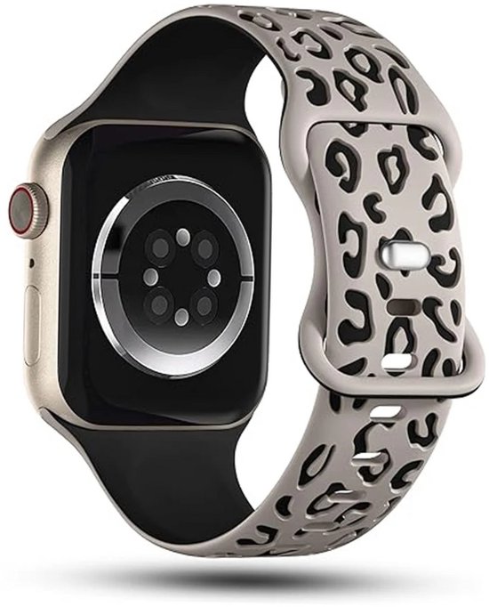 Achterkant van een Apple Watch met een lichtbeige bandje met zwarte panterprint.