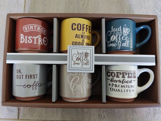 Set van 6 koffiekopjes in geschenkverpakking, met opdrukken: 'Ok, but first coffee', 'Vintage Bistro', 'Coffee', 'Iced Coffee time y'all', 'Coffee is always a good idea', 'Coffee certified premium quality'.