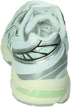 Achterkant van witte ASICS Gel-1130 sneakers met zilveren en mintgroene details.