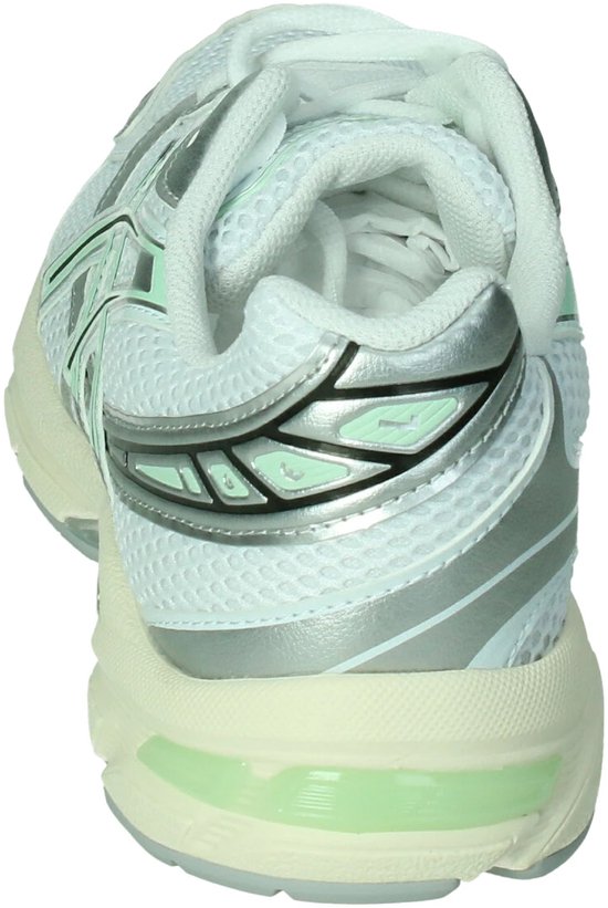 Achterkant van witte ASICS Gel-1130 sneakers met zilveren en mintgroene details.