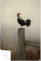 Haan op mistig hek - Haan tuinposter - Poster van buiten dier - Realistische kunst - Buitenmuurposter - Tuinprint - tuinposter 60x90 cm