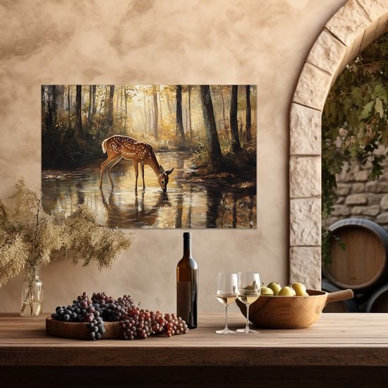Een tuinposter met een realistisch schilderij van een hert dat uit een bosvijver drinkt, hangt boven een tafel met fruit, wijn en glazen.