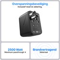 Zwarte reisstekker met overspanningsbeveiliging en twee 10A zekeringen. Maximaal 2500 Watt.