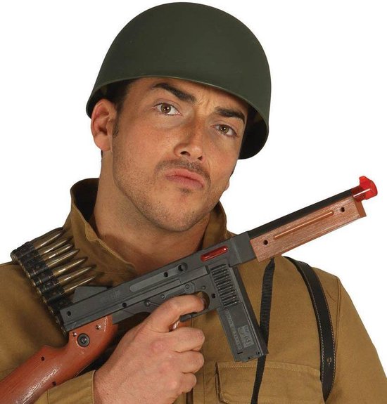 Man met groen militaire helm, pruik met kuif, en speelgoed machinegeweer.