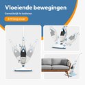 Witte stoomreiniger met blauwe accenten in verschillende posities, inclusief een close-up van het apparaat dat de vloer reinigt en een afbeelding van de reiniger bij een bank. "Vloeiende bewegingen", "5 M lang snoer".
