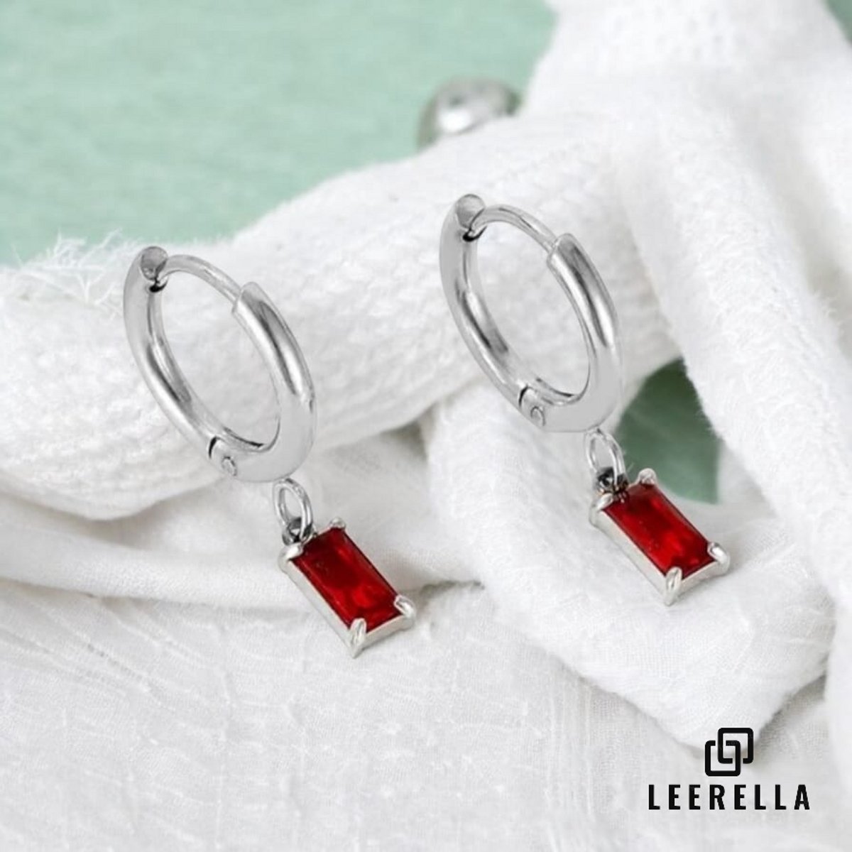 Leerella Luxe Oorringen Zilverkleurig van Roestvrij Staal met Sprankelende Rood Zirkonia – Tijdloze Klasse met een Moderne Twist