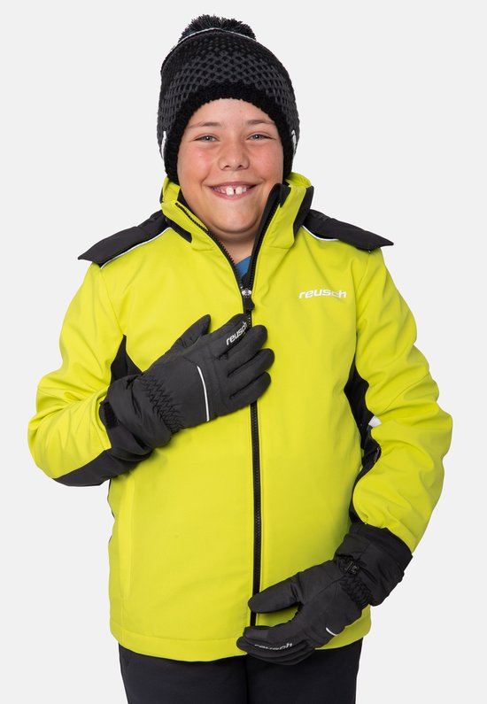 Jongen met gele Reusch skijas, zwarte muts en zwarte skihandschoenen.