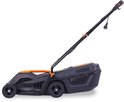 Zwarte FUXTEC grasmaaier met oranje stuur en wielen, van de zijkant gezien.