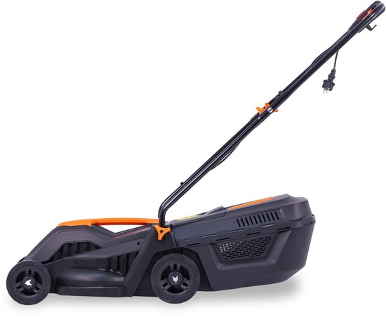 Zwarte FUXTEC grasmaaier met oranje stuur en wielen, van de zijkant gezien.