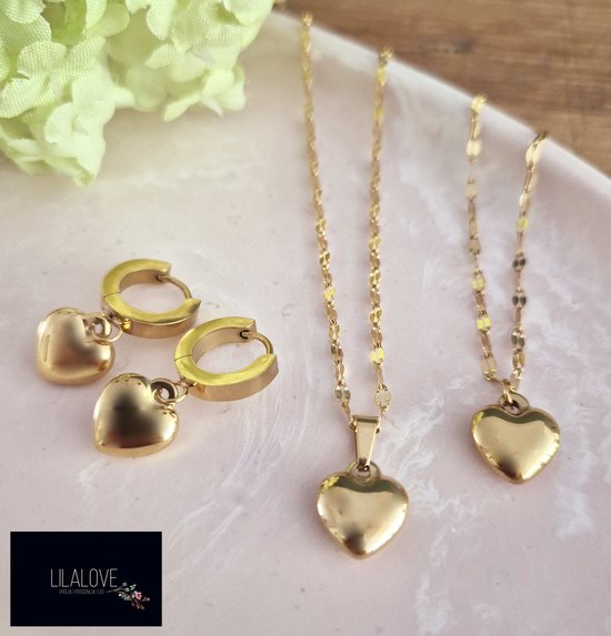 Gouden ketting met hartjesbedel en oorringen met hartjesbedels.