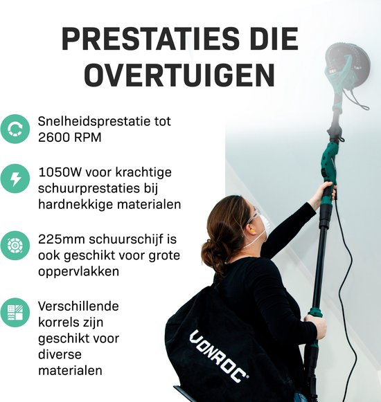 Vrouw gebruikt een lange groene schuurmachine op een witte muur. Tekst "Prestaties die overtuigen".