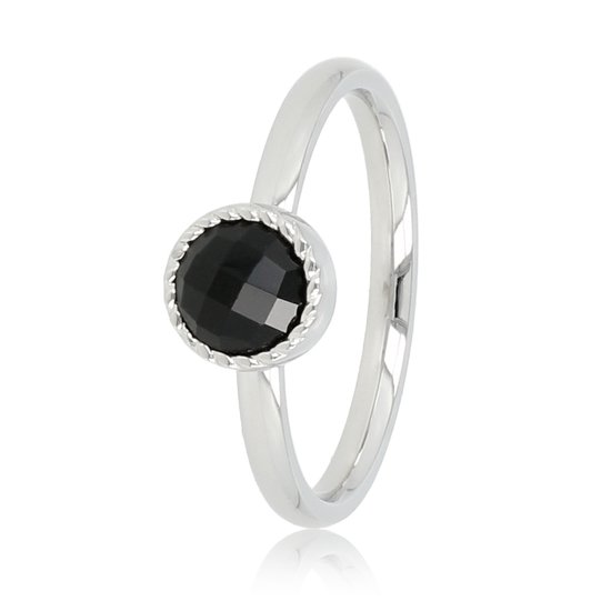 Zilverkleurige ring met een facetgeslepen zwarte steen, omrand door een gedetailleerd randje.
