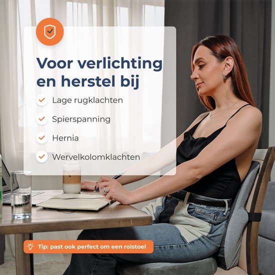 Vrouw met grijs rugkussen achter haar rug, zittend aan een bureau. Tekst 'Voor verlichting en herstel bij lage rugklachten, spierspanning, hernia, wervelkolomklachten.'