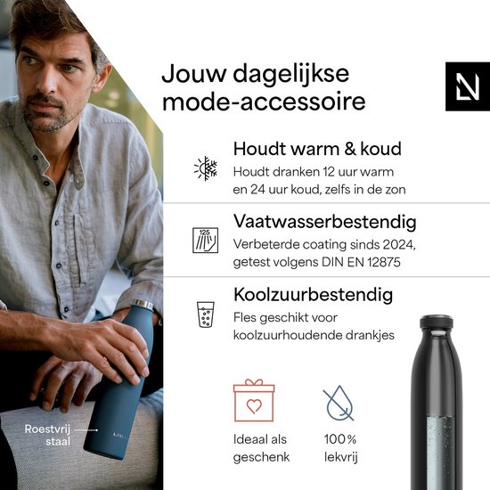 Man met donkerblauwe drinkfles van roestvrij staal. Tekst: Jouw dagelijkse mode-accessoire.