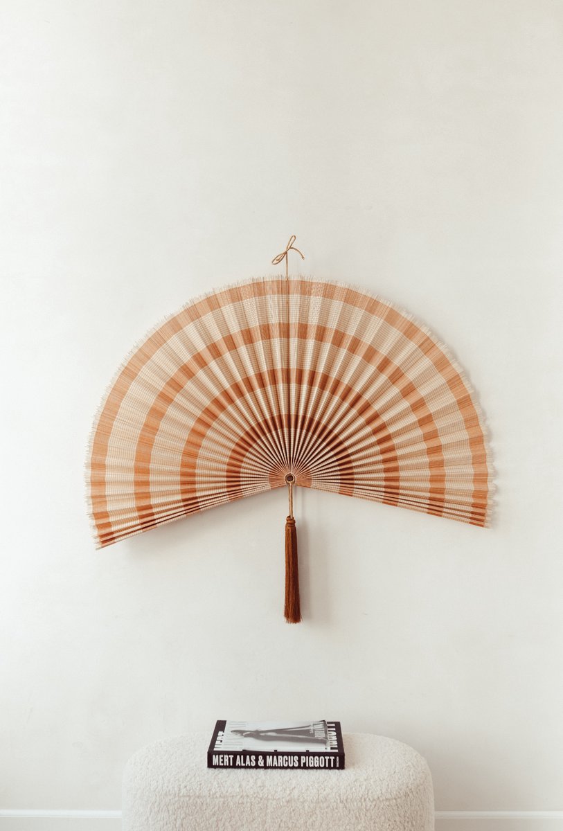 Bamboe waaier Extra Large terracotta | Bamboo wanddecoratie | Wanddecoratie waaier met kwastjes | Muurdecoratie bamboe