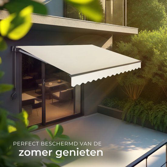 Een beige zonnescherm met gekartelde rand, uitgerold aan een muur boven een schuifpui en terras, met de tekst 'Perfect beschermd van de zomer genieten'.