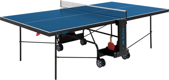 Blauwe tafeltennistafel Buffalo Nordic met zwart onderstel en wielen. Twee batjes in houder.