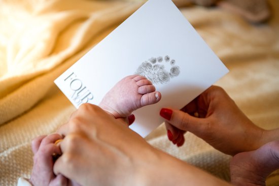 Inktloze Baby Mijlpaalkaarten - 12 Herinneringskaarten met Vingerafdruk Set - Inktvrije Hand- & Voetafdruk Doekjes - Kraamcadeau of Babyshower Geschenk van Merkloos — afbeelding 3