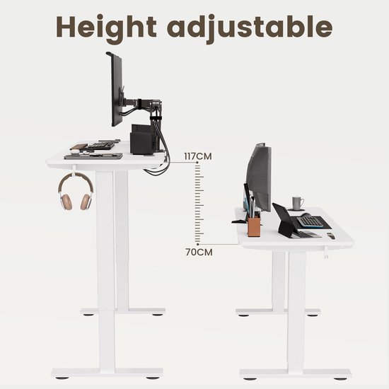 Twee witte zit-sta bureaus, één op 70 cm hoogte en één op 117 cm hoogte. Beiden met monitoren en accessoires.