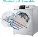 Wasmachine met water die vier grijze en bruine dweilpads schoonspoelt.