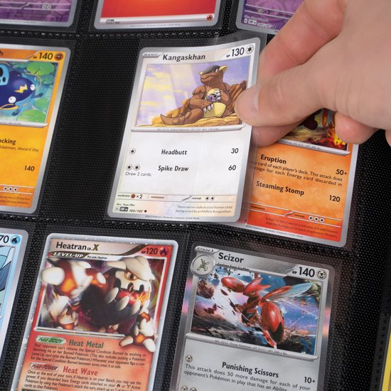 Een hand plaatst een Pokémon kaart in een zwarte verzamelmap met 4 vakken per pagina.