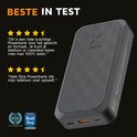 Zwarte powerbank met honingraatpatroon, met 'BESTE IN TEST' en klantrecensies.
