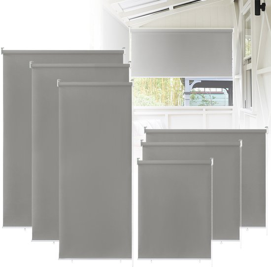 Collection de stores gris de différentes tailles, installés dans une véranda.