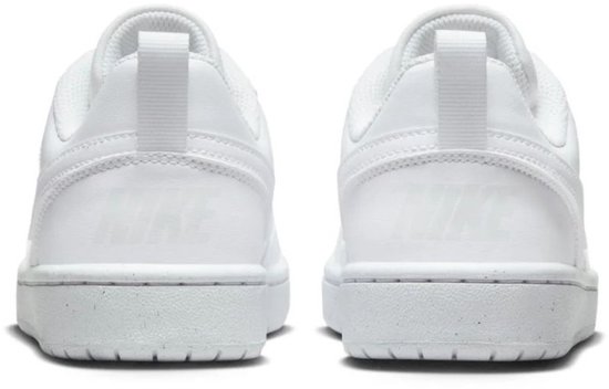 Wit paar Nike sneakers, gezien vanaf de achterkant.