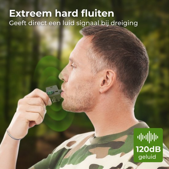Man blaast in een olijfgroene multifunctionele noodfluit; 120dB geluidssignaal bij dreiging.