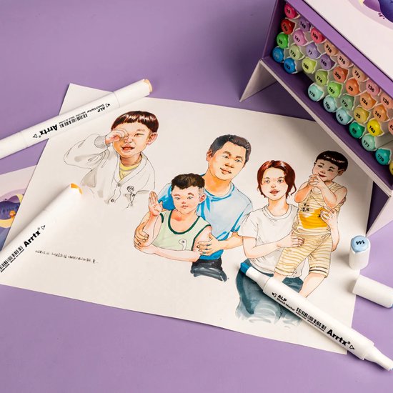 Schets van een gezin van vijf, getekend met pastelkleurige markers. Twee markers liggen ernaast.