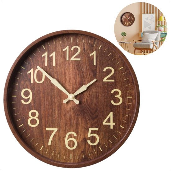 Donkerbruine ronde klok met houtlook, beige cijfers en wijzers. Een kleinere afbeelding toont de klok in een kamer.