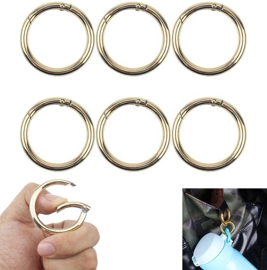 Zes gouden karabijnringen op een rij. Een hand houdt een gouden karabijnring open. Een tas met een gouden ring.