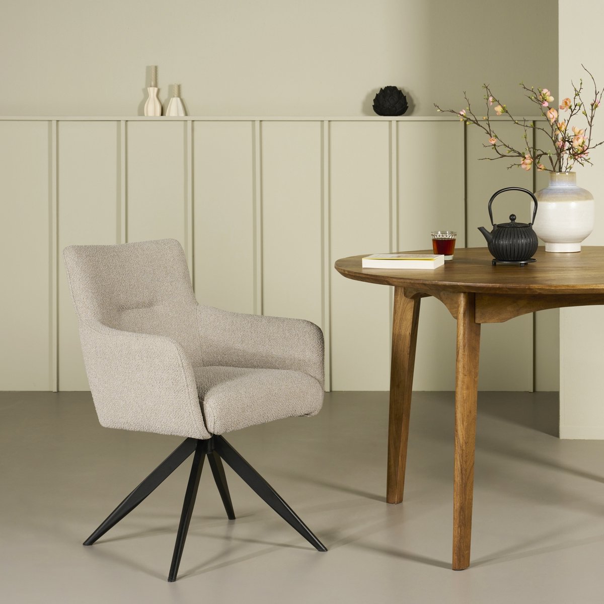 Woonexpress Eetkamerstoel Tonsberg - Bouclé / Metaal - Klei / Zwart - 58x87x64 cm (BxHxD) - Armstoel - Kleur Clay Beige