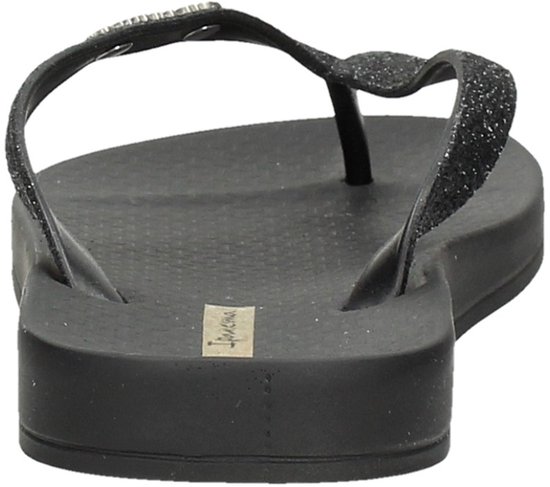 Zwarte Ipanema slipper, van voren gefotografeerd, met glitterbandje en gouden logo.
