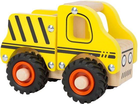 Houten bouwwagen, geel met zwarte strepen, oranje velgen en een houten cabine.