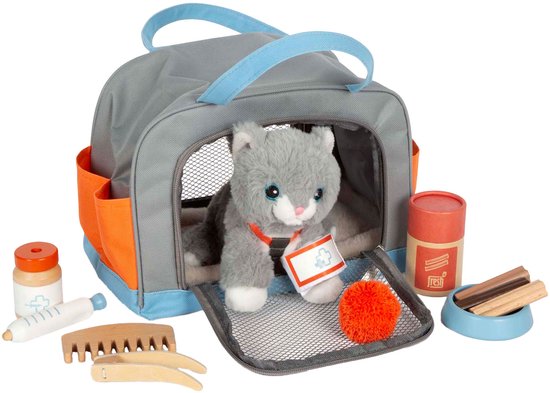 Grijze knuffelkat met blauwe ogen in een grijze draagtas met oranje vakken. Met speelgoed dierenartspullen.