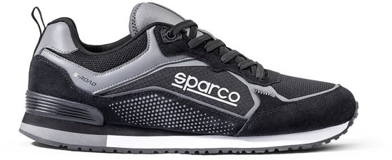 Zwarte sneaker met grijze overlays en witte veters. Het woord 'sparco' staat in witte letters op de zijkant.