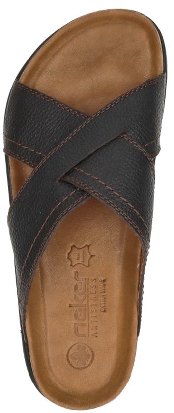 Donkerbruine leren slipper met gekruiste bandjes en zichtbare stiksels.
